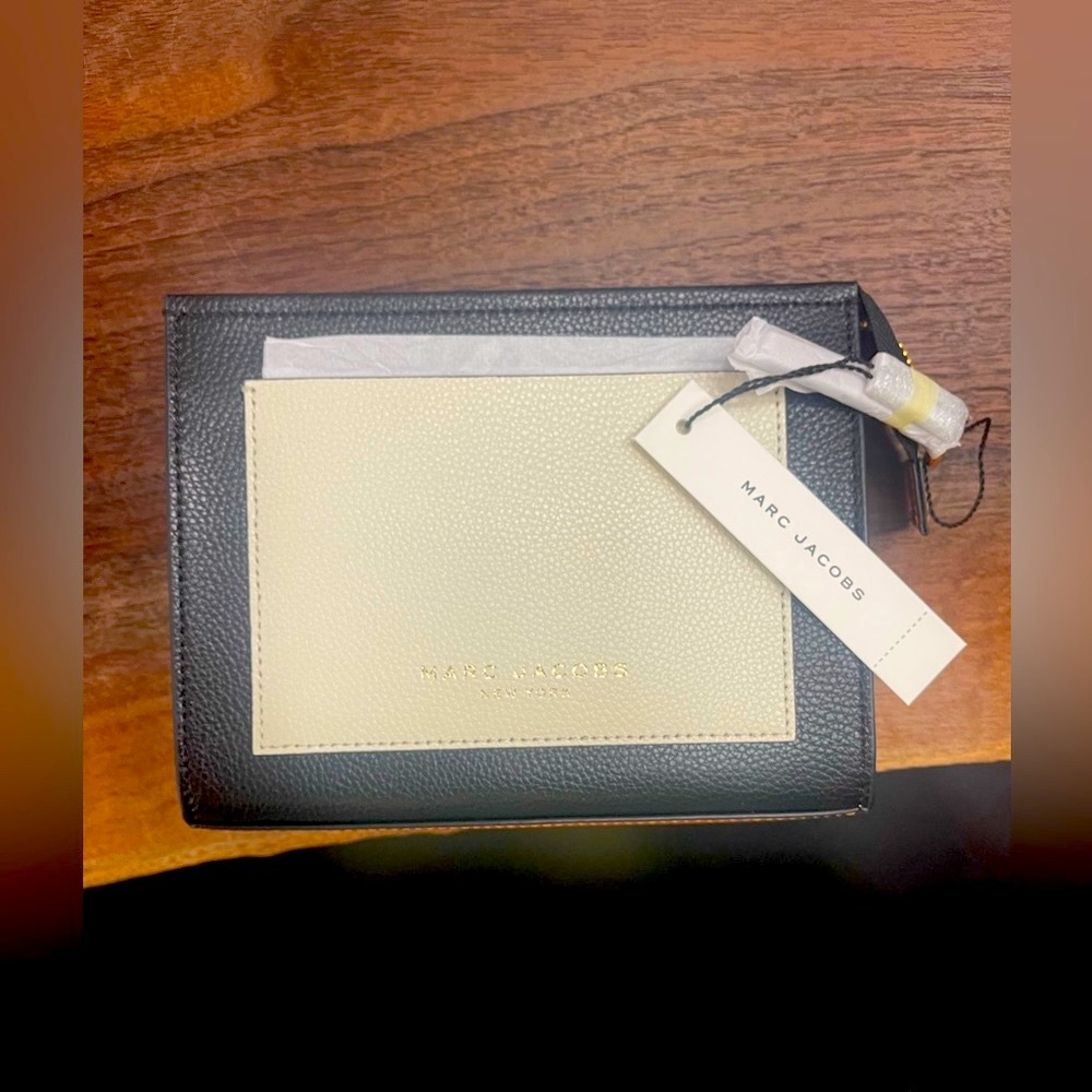 NWT MARC JACOBS LEATHER COSMETIC BAG SMOKED ALMOND (retail $175)